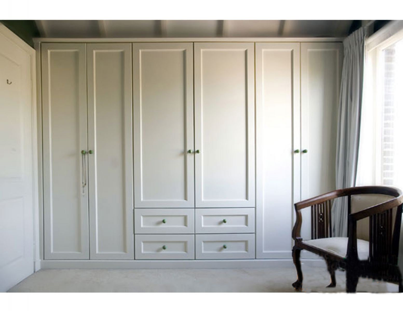Tủ quần áo gỗ sồi nga sơn trắng là một sản phẩm đẳng cấp và sang trọng cho phòng ngủ của bạn năm